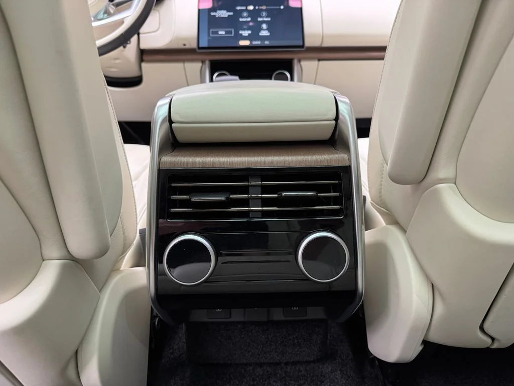 Used 2023 White Land Rover SE image 12