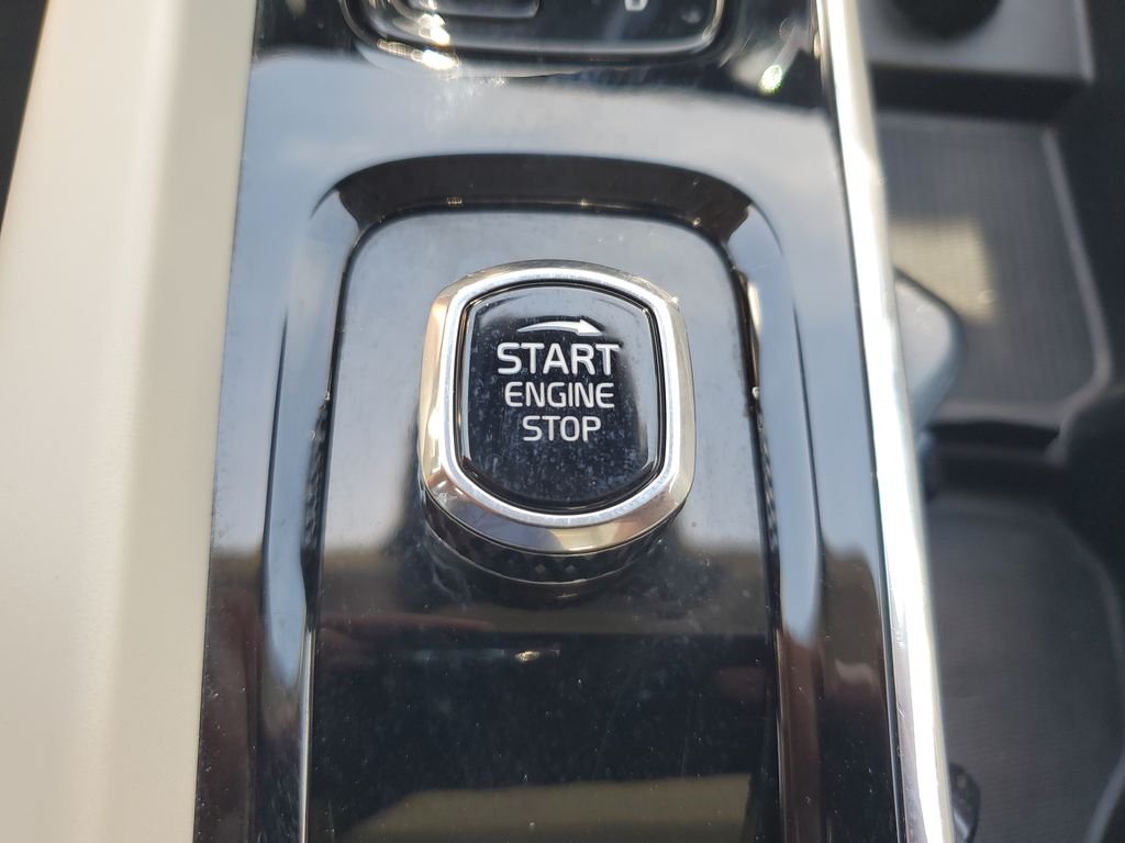 Used 2024  Volvo B5 Core Dark Theme image 57