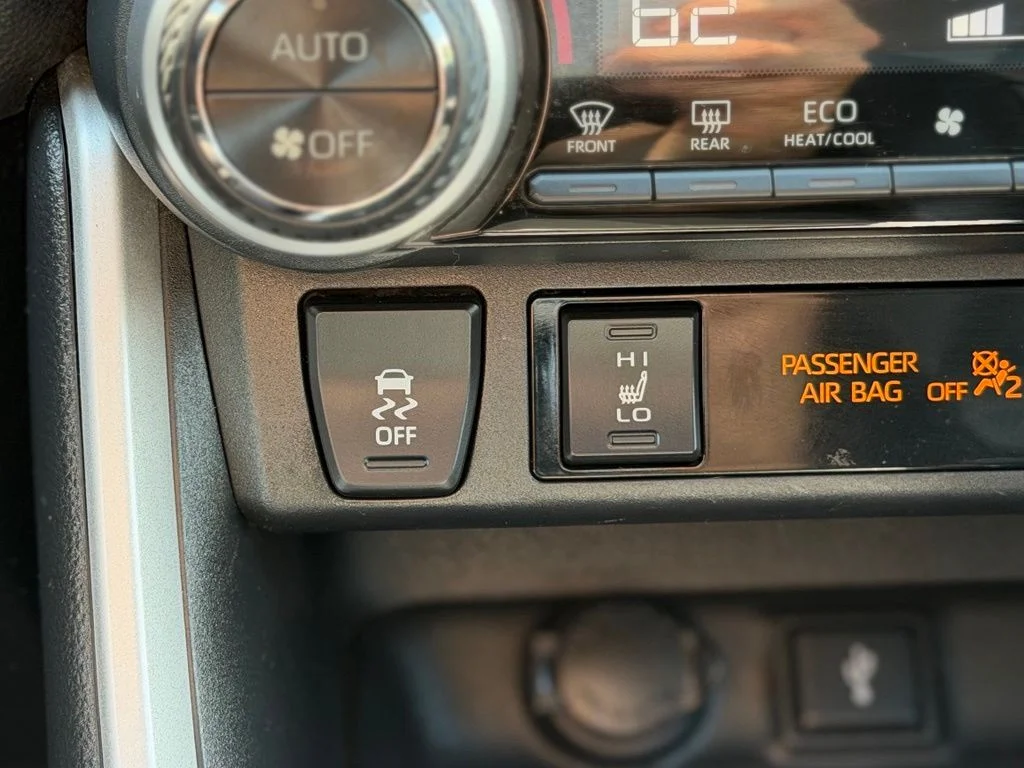 Used 2020 Gray Toyota XLE Premium image 17