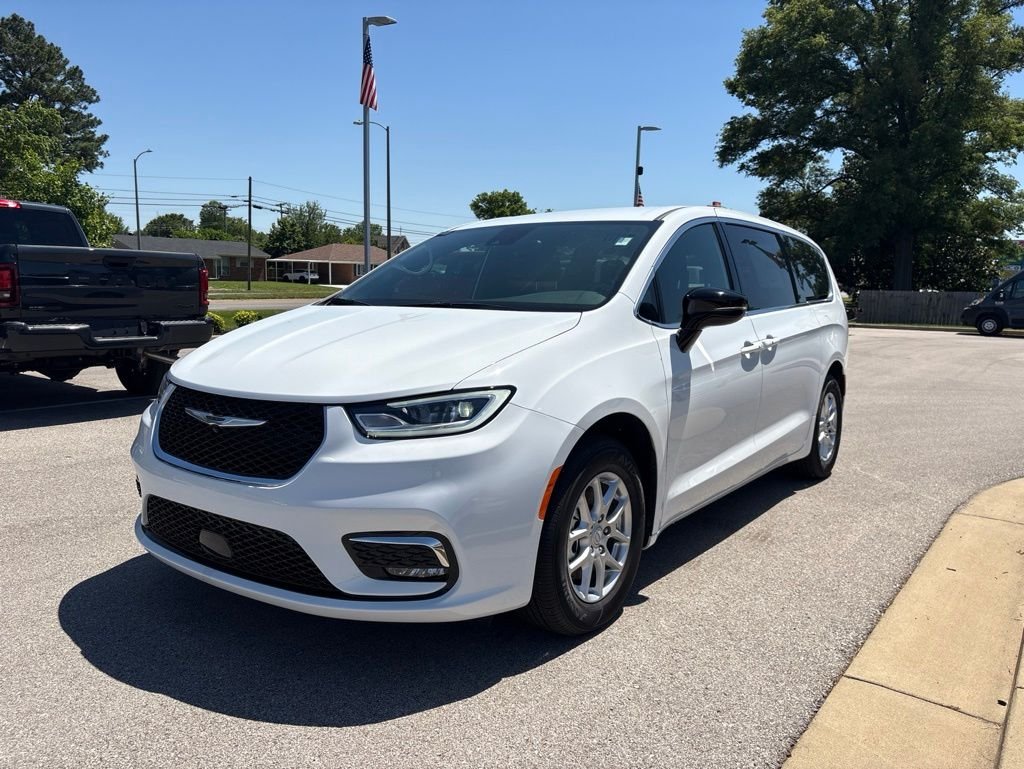 2026 Chrysler Pacifica Select's photo