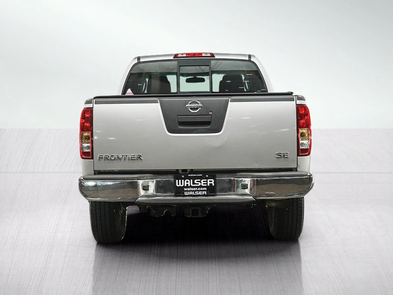 Used 2009 Silver Lightning Metallic Nissan SE image 4