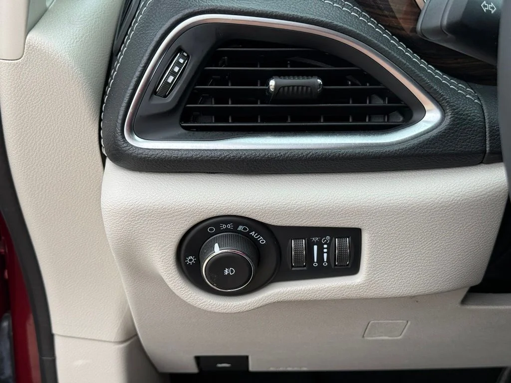 Used 2023 Red Chrysler Limited image 18