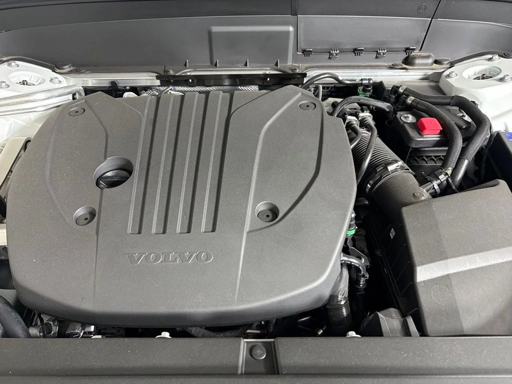 New 2026 Crystal White Volvo Plus image 41