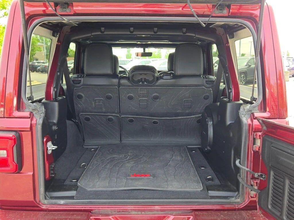 Used 2021  Jeep Unlimited Sahara High Altitude image 18