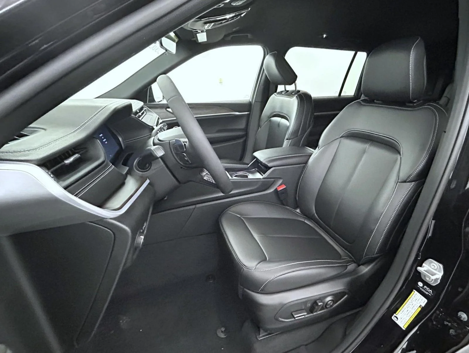 New 2026 Diamond Black Crystal Pearlcoat Jeep Limited image 10
