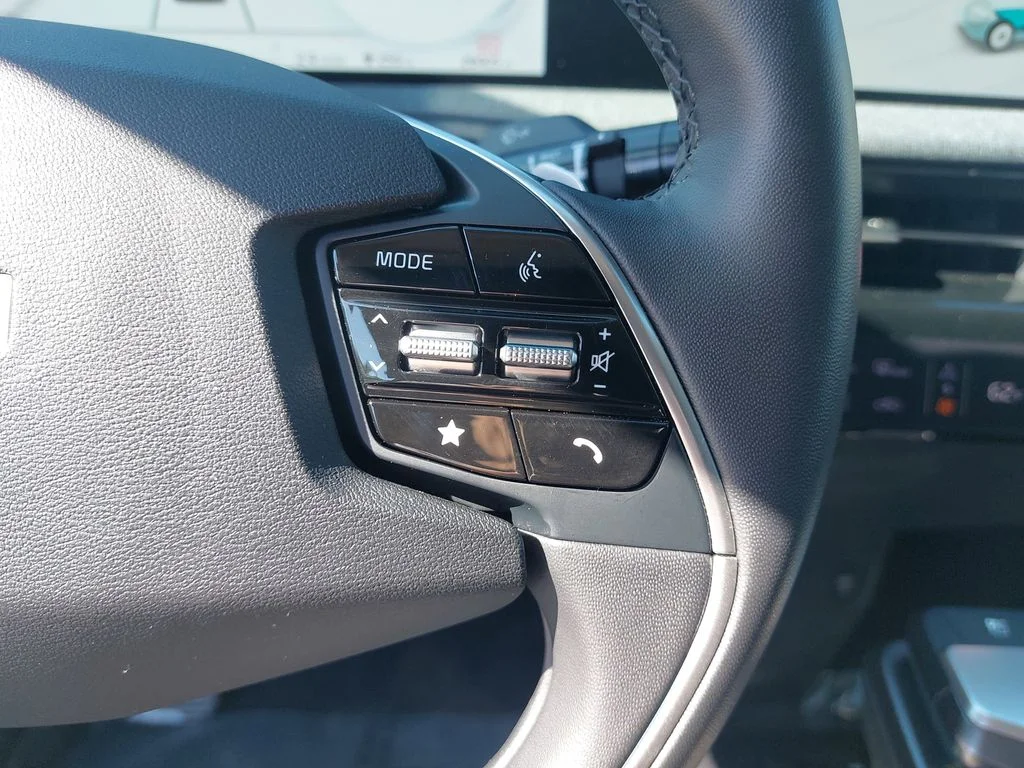 Used 2023 White Kia Wind image 18