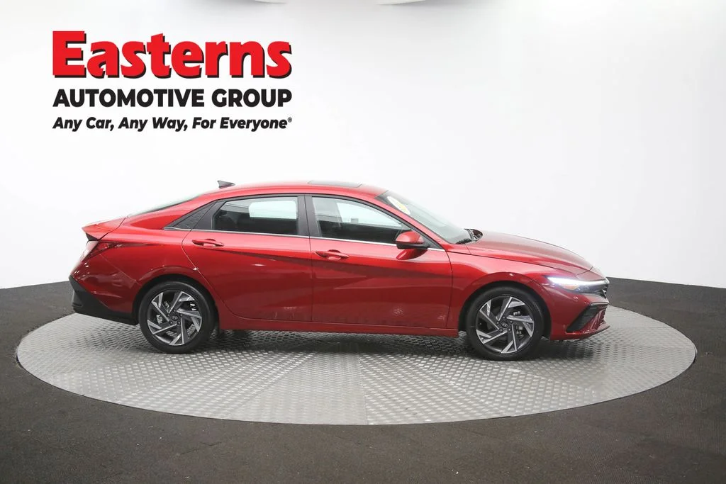 Used 2025 Red Hyundai SEL Convenience image 47