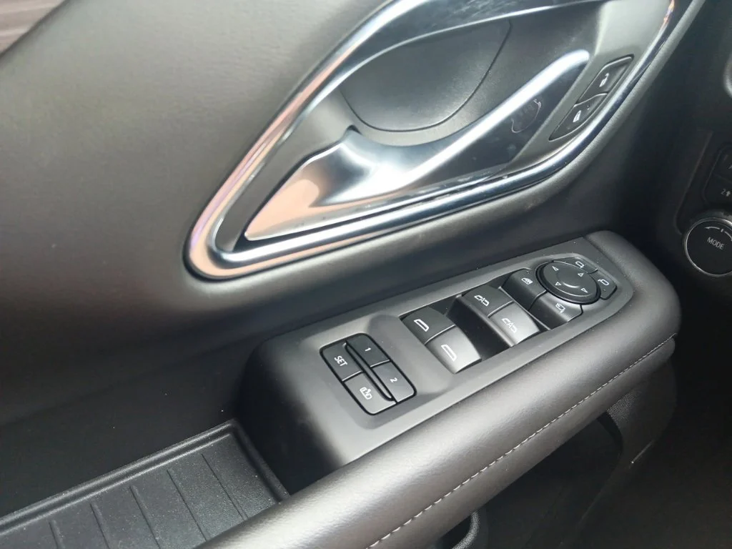 Used 2024 Gray Chevrolet Z71 image 21