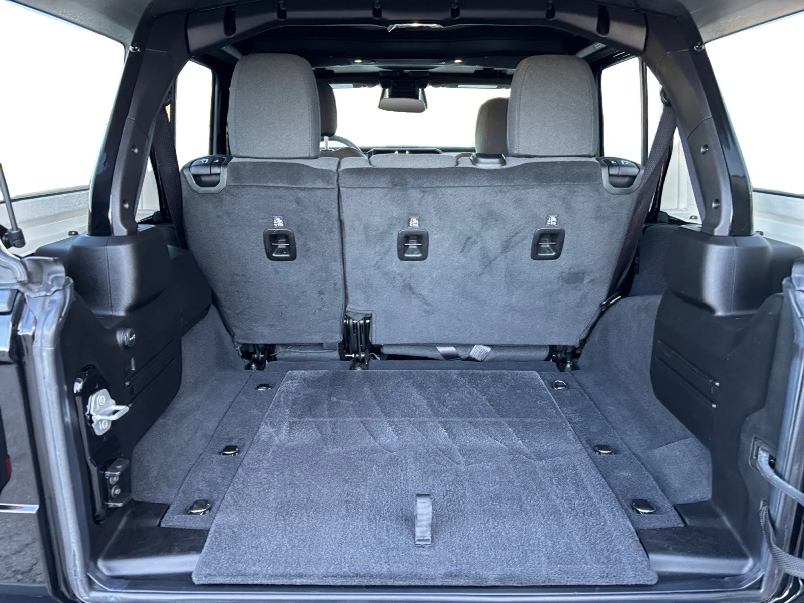 Used 2026 Diamond Black Crystal Pearl Jeep Sahara image 19