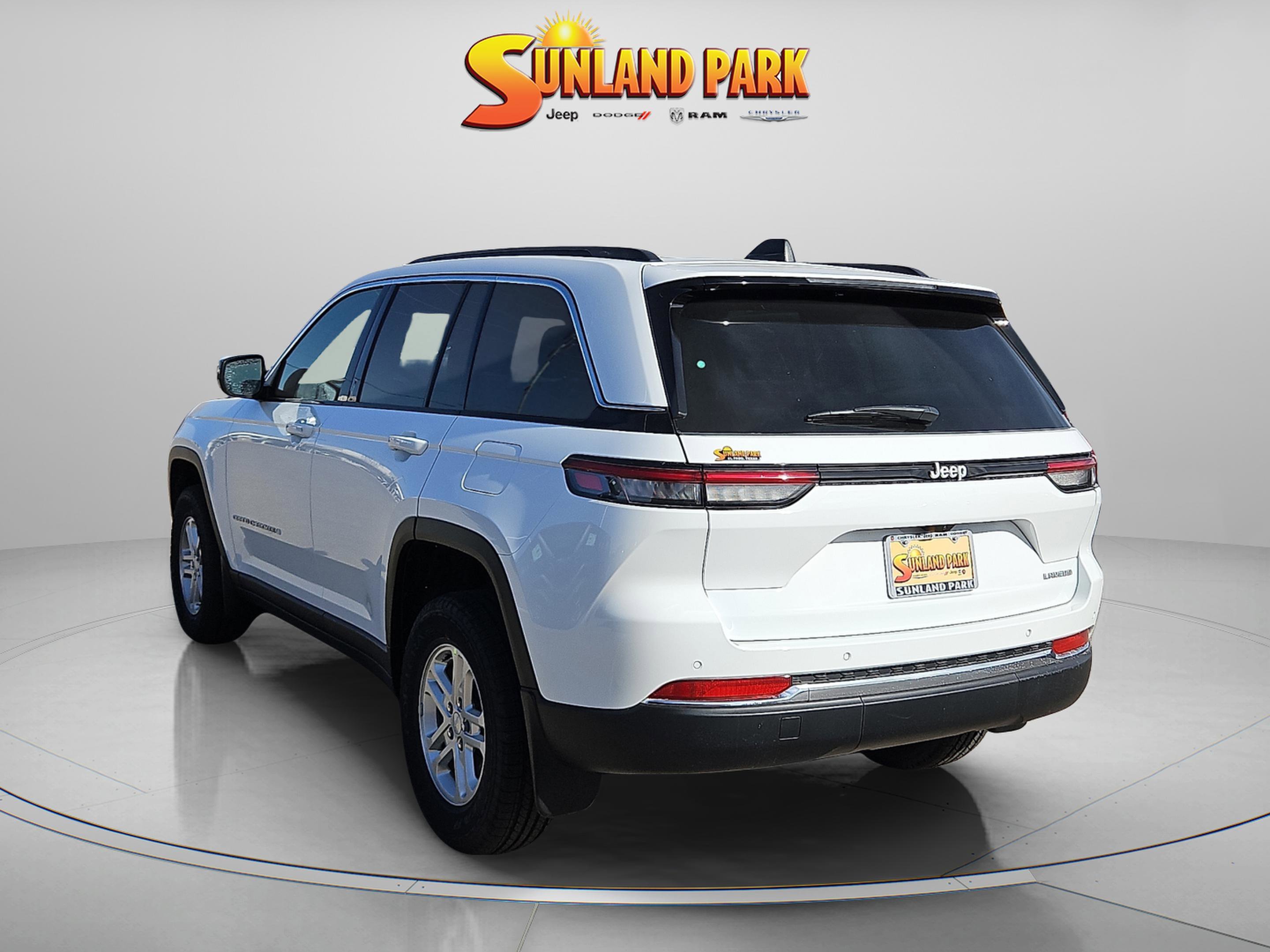 New 2025 Bright White Clear-Coat Exterior Paint Jeep Laredo image 4