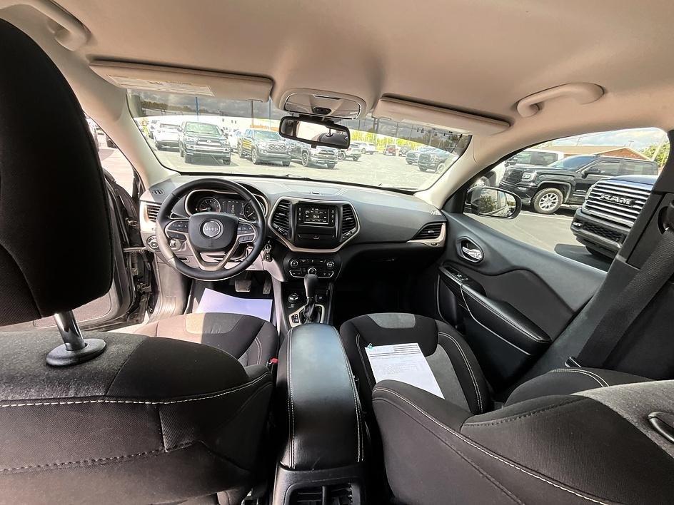 Used 2014 Black Jeep Latitude image 32