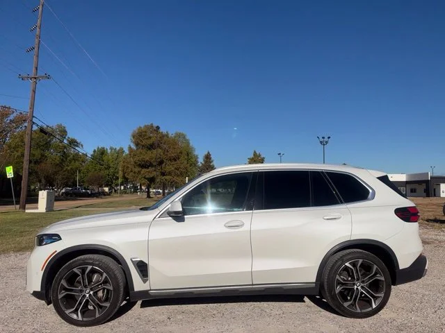 Used 2024 White BMW sDrive40i image 8