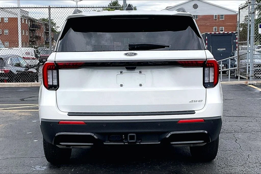 New 2026 Star White Metallic Tri-Coat Ford ST-Line image 3