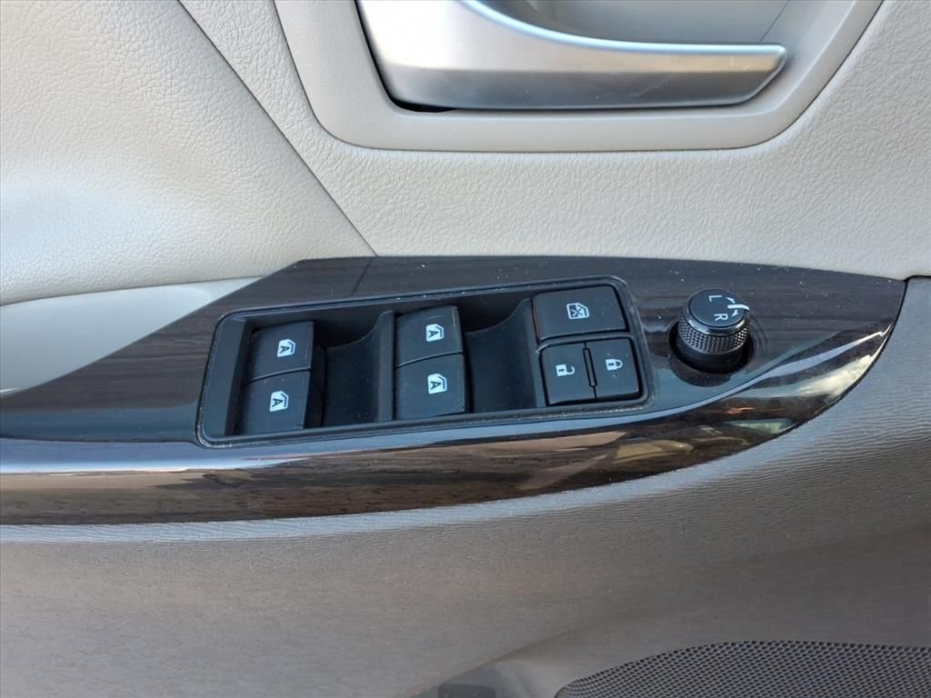 Used 2020 Beige Toyota XLE image 21
