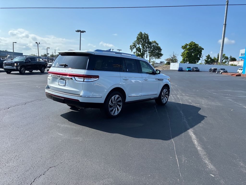 Used 2023 White Lincoln Standard image 4