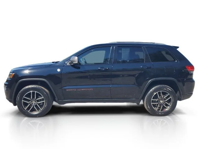 Used 2018 Diamond Black C Jeep Trailhawk image 4