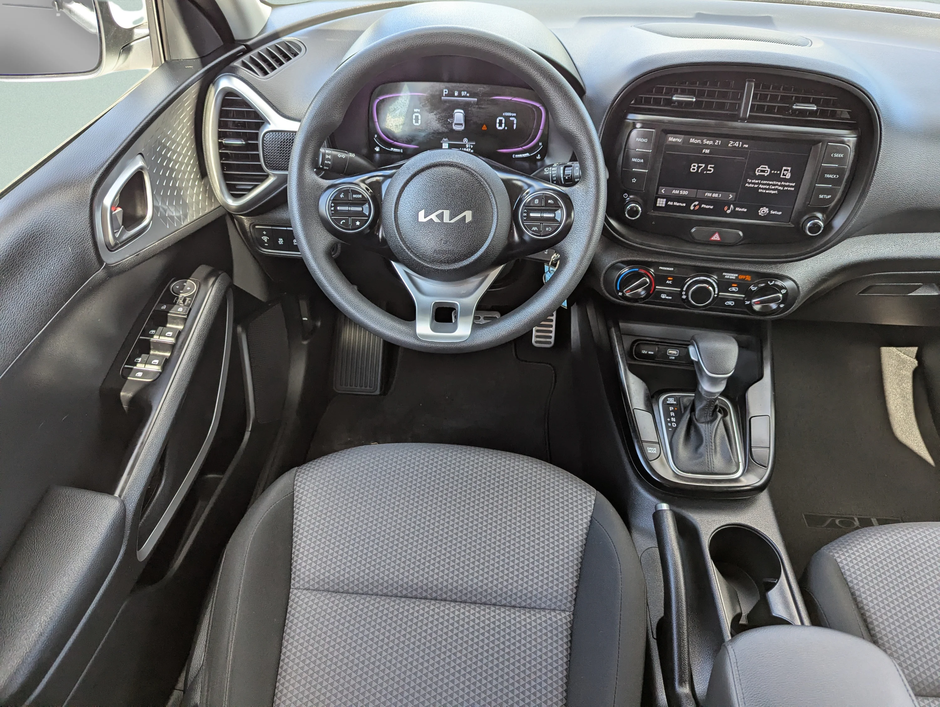 Used 2024 Snow White Pearl Kia LX image 19