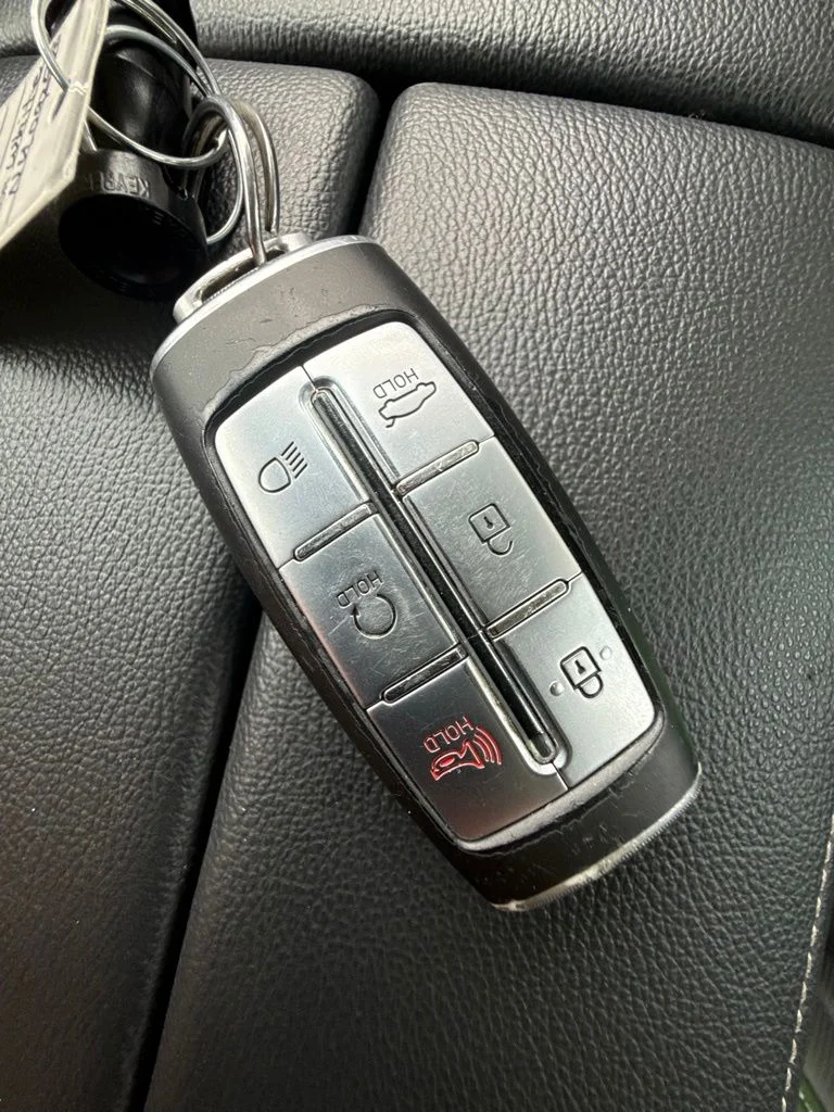 Used 2022 White Genesis 2.5T image 18