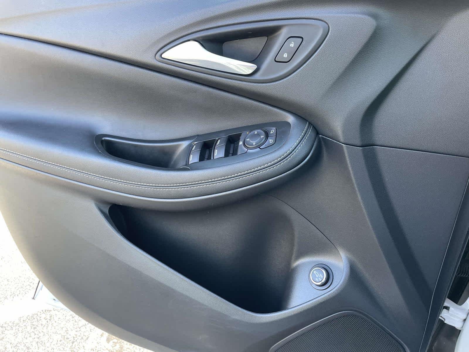 Used 2022 Summit White Buick Select image 32
