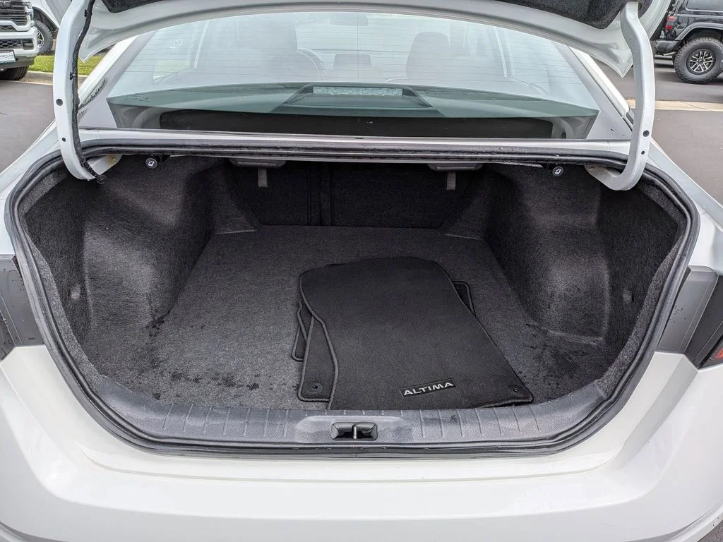 Used 2025 White Nissan 2.5 SV image 19