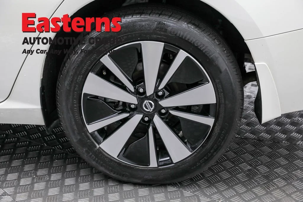 Used 2022 White Nissan 2.5 SV image 32