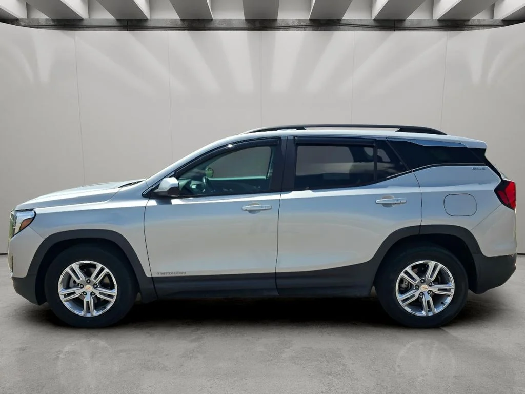Used 2021 Quicksilver Metallic GMC SLE image 2