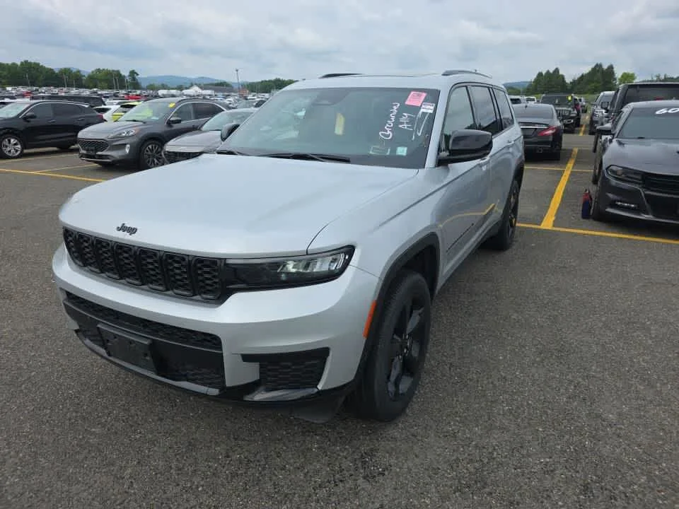 Used 2023 Silver Zynith Jeep Altitude image 2