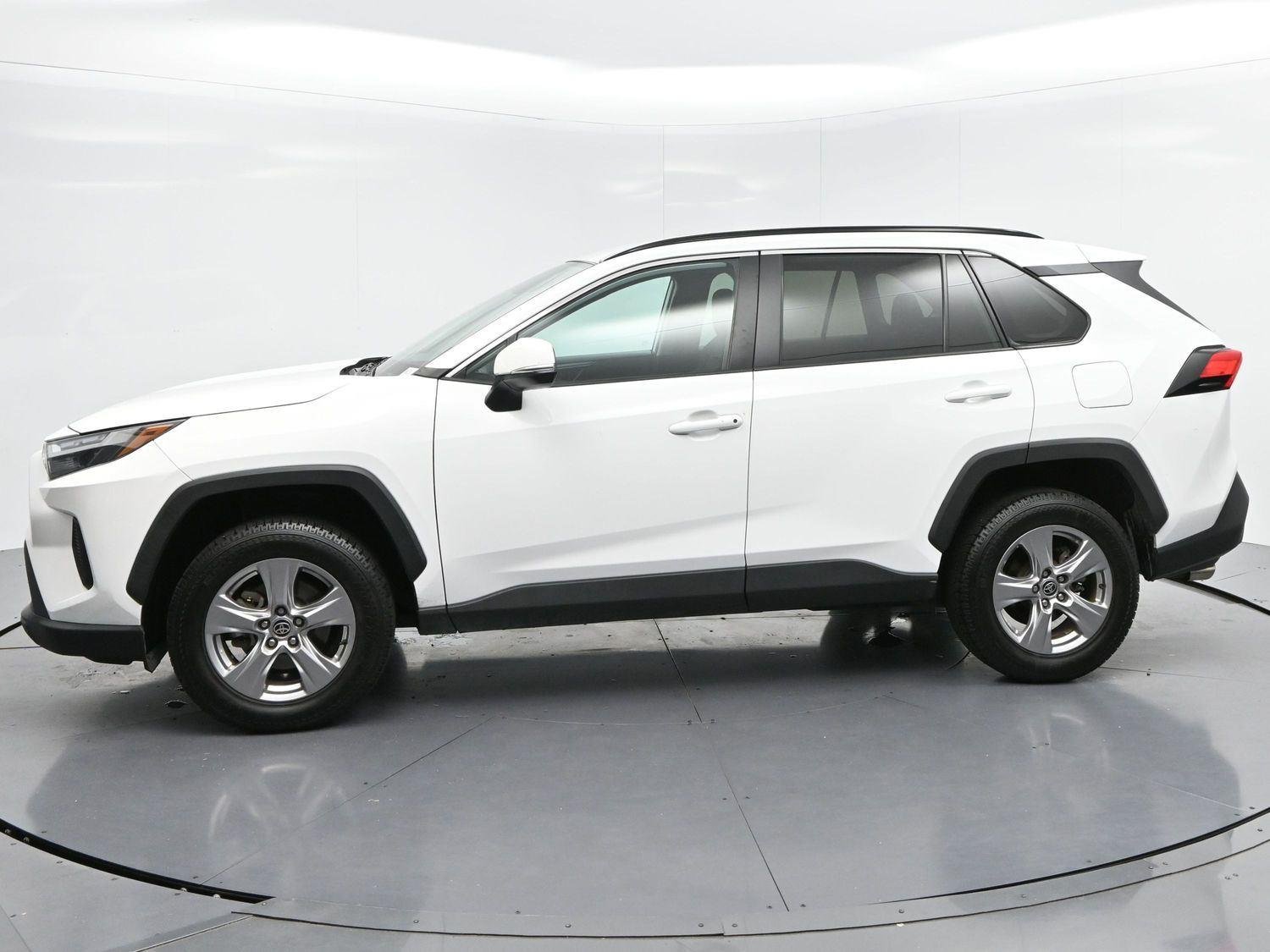 Used 2022 White Toyota XLE image 4