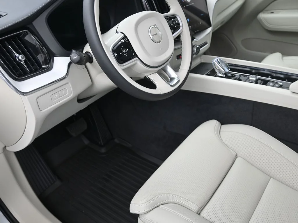 New 2026 White Volvo T8 Ultra image 9