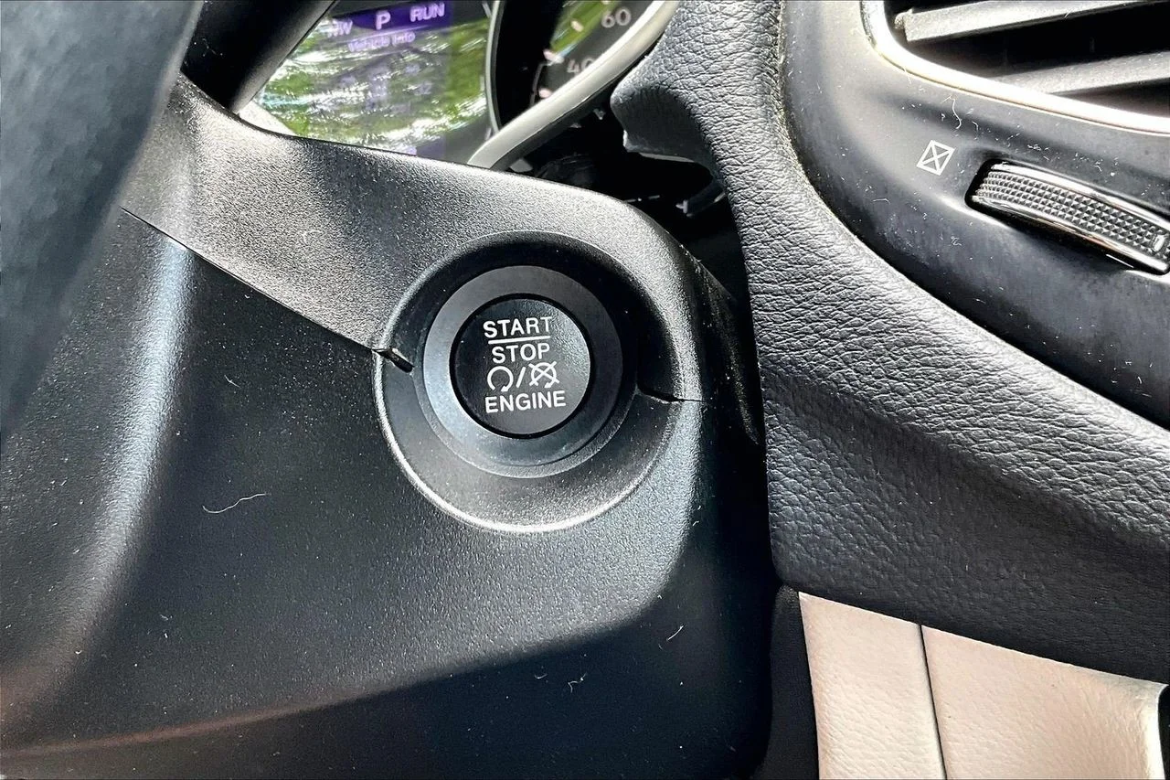 Used 2019 Silver Jeep Latitude image 27