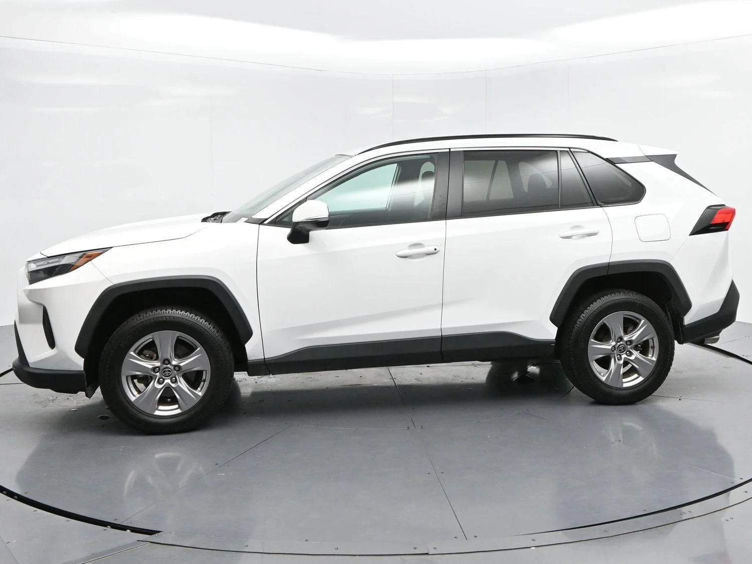 Used 2022 White Toyota XLE image 4