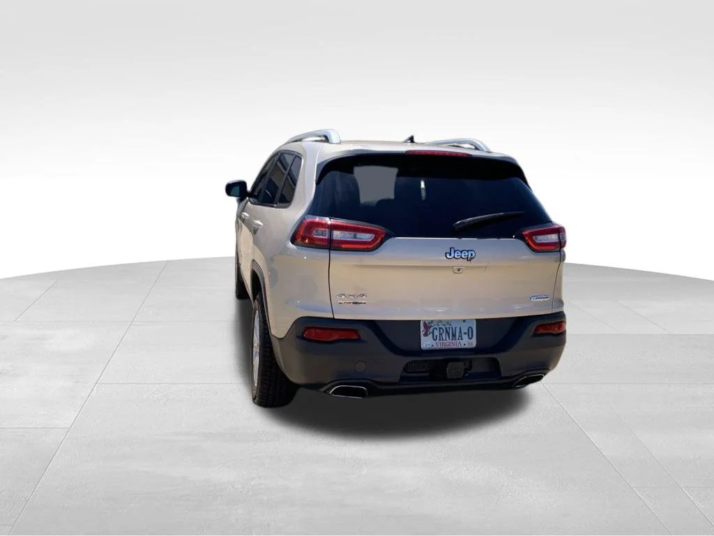 Used 2015 Beige Jeep Latitude image 22