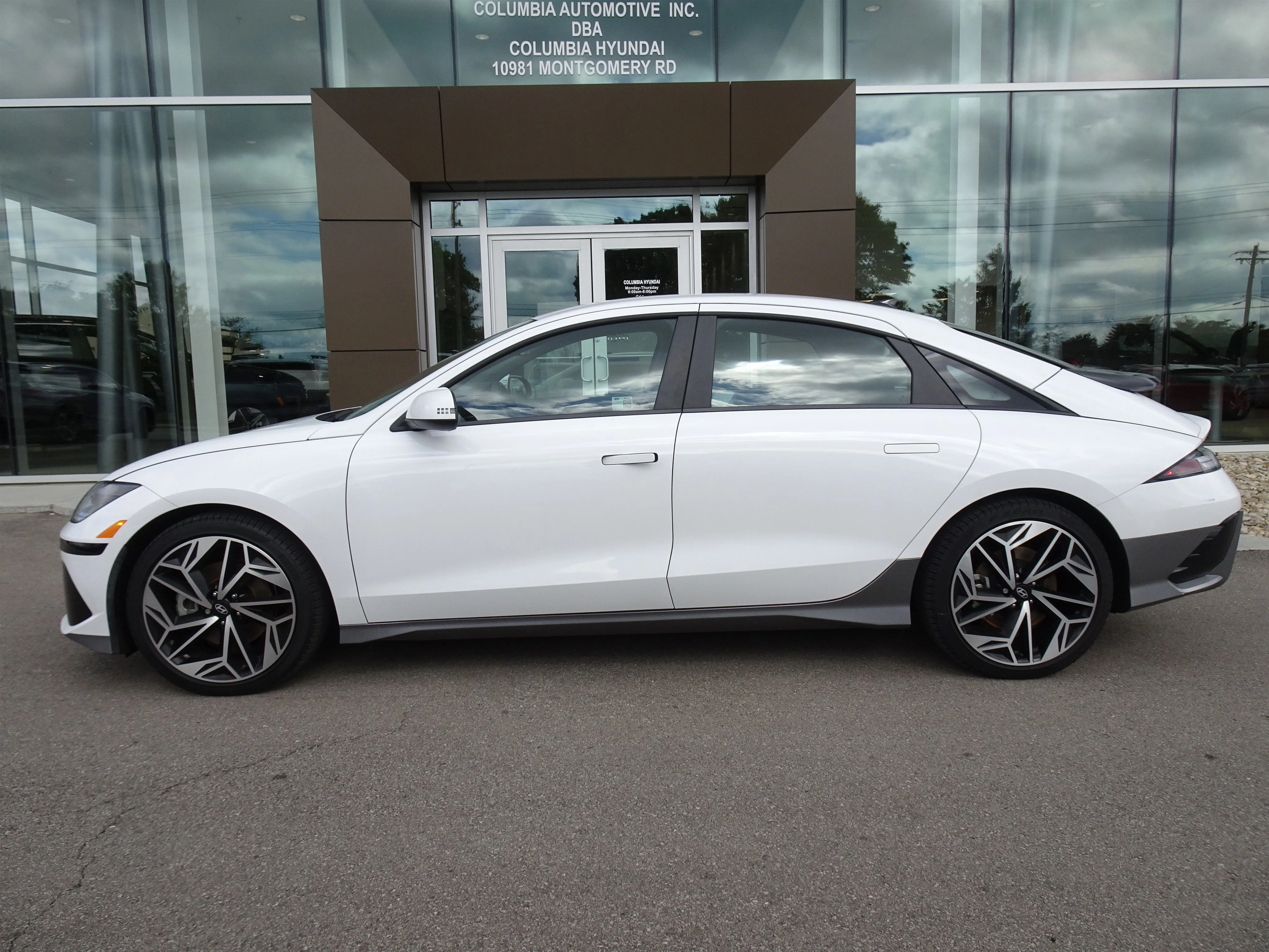 Used 2024 Hyundai IONIQ 6 SEL with VIN KMHM34AC6RA059453 for sale in Cincinnati, OH