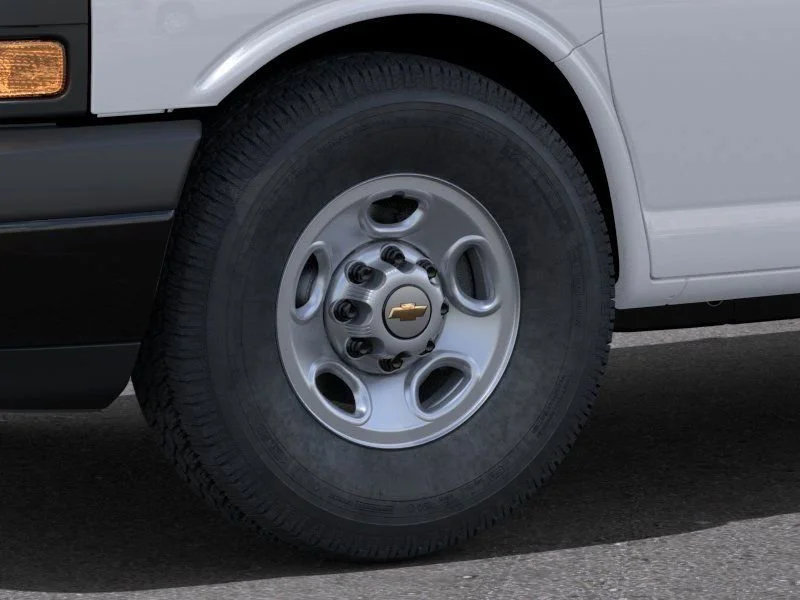 New 2025 Summit White Chevrolet 1WT image 18