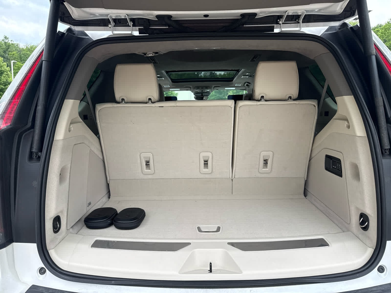 Used 2023 Crystal White Tricoat Cadillac Sport Platinum image 14