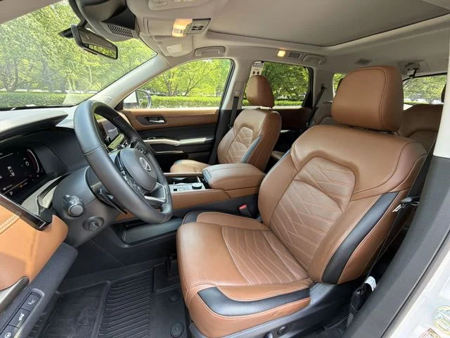 Used 2023 White Nissan Platinum image 11