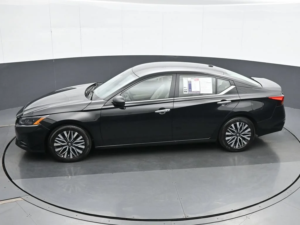 Used 2025 Black Nissan 2.5 SV image 19