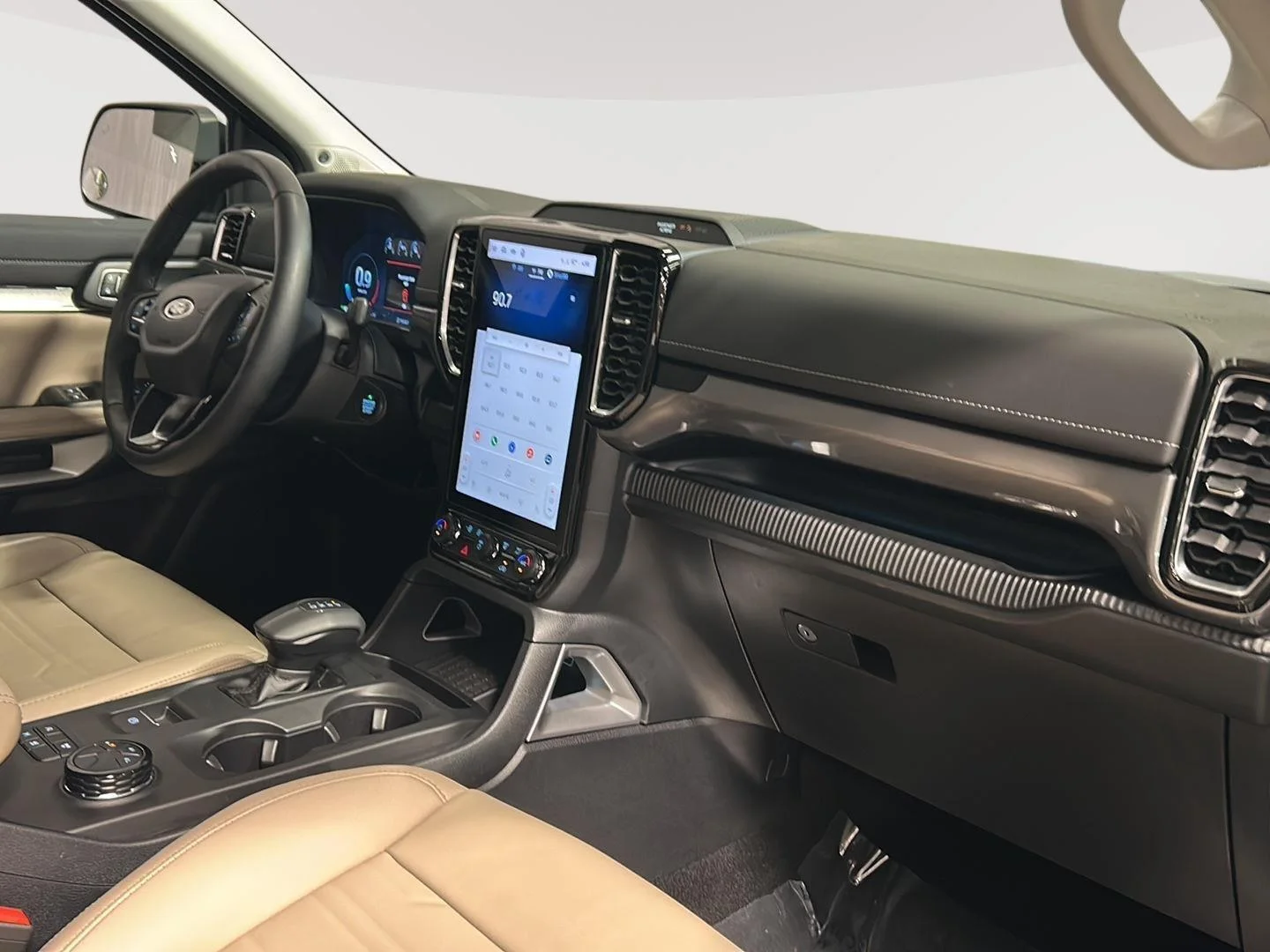 Used 2024 Cactus Gray Ford LARIAT image 17