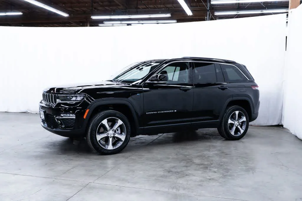 Used 2023 Diamond Black Crystal Pearlcoat Jeep  image 3