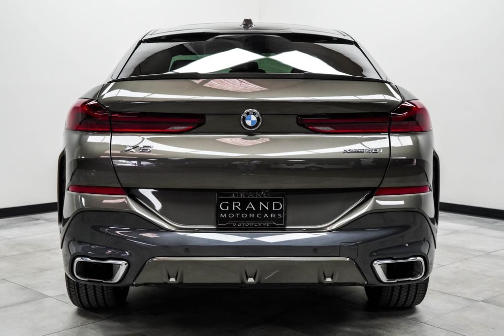 Used 2024 Green BMW xDrive40i image 10