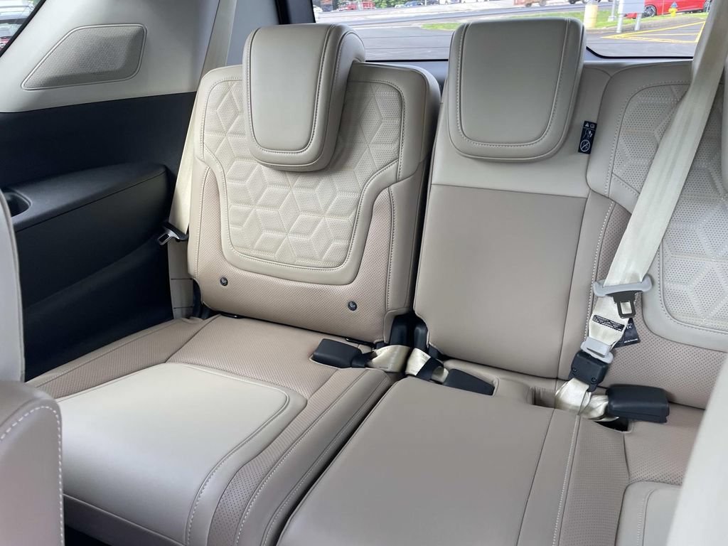 New 2026 Everest White TriCoat / Super Black Two-tone Nissan Platinum Reserve image 4