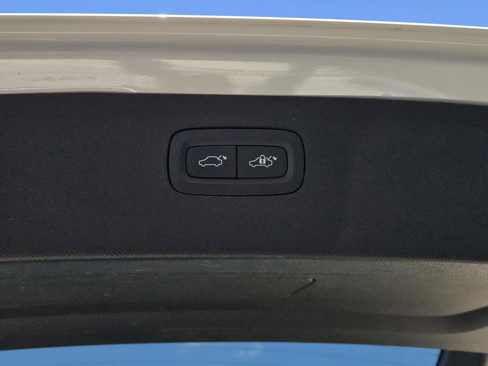 Used 2019 Crystal White Pearl Volvo Inscription image 14