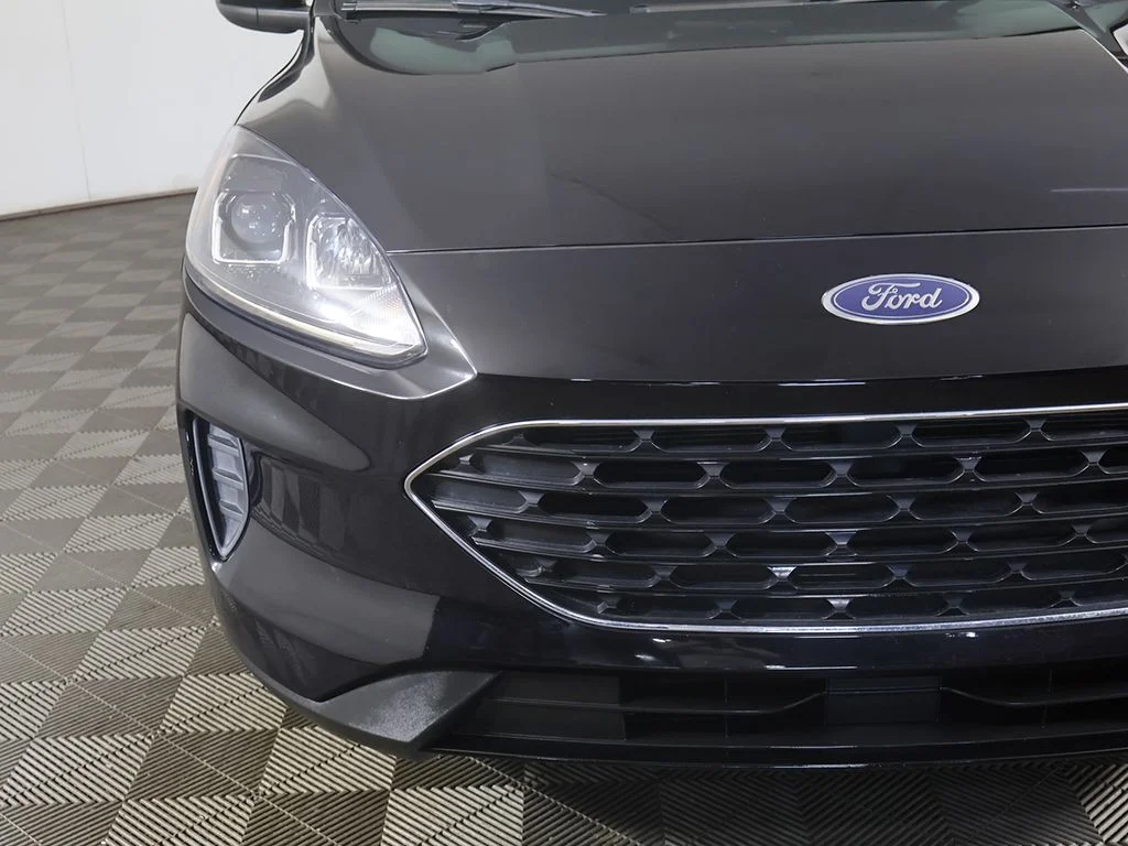 Used 2022 Black Ford SE image 11