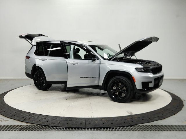 Used 2023 Silver Jeep Altitude image 10