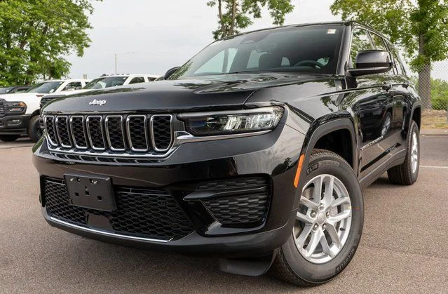 New 2026 Diamond Black Crystal Pearlcoat Jeep Laredo X image 1