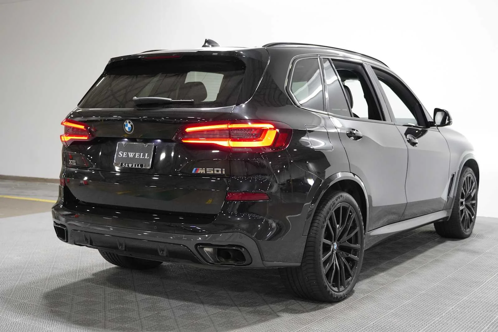 Certified Used 2023 Black Sapphire Metallic BMW M50i image 4