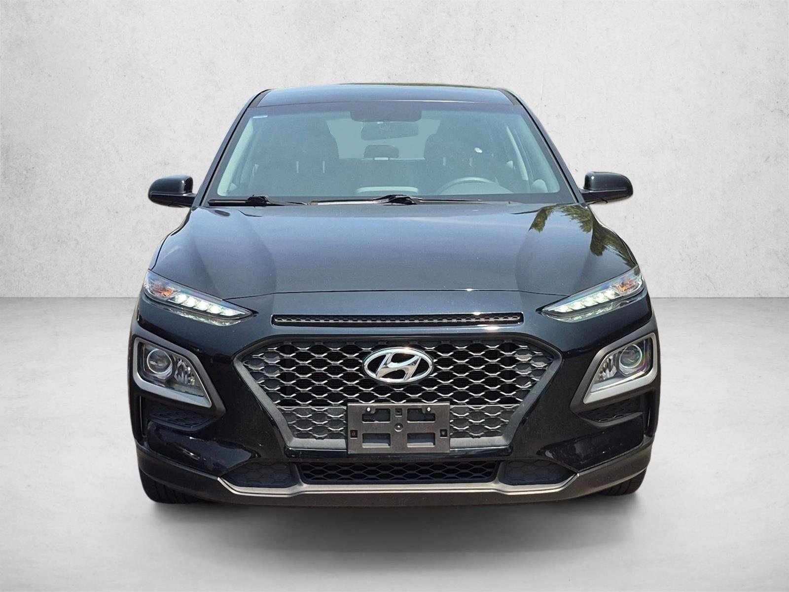 Used 2018 Ultra Black Hyundai SE image 2