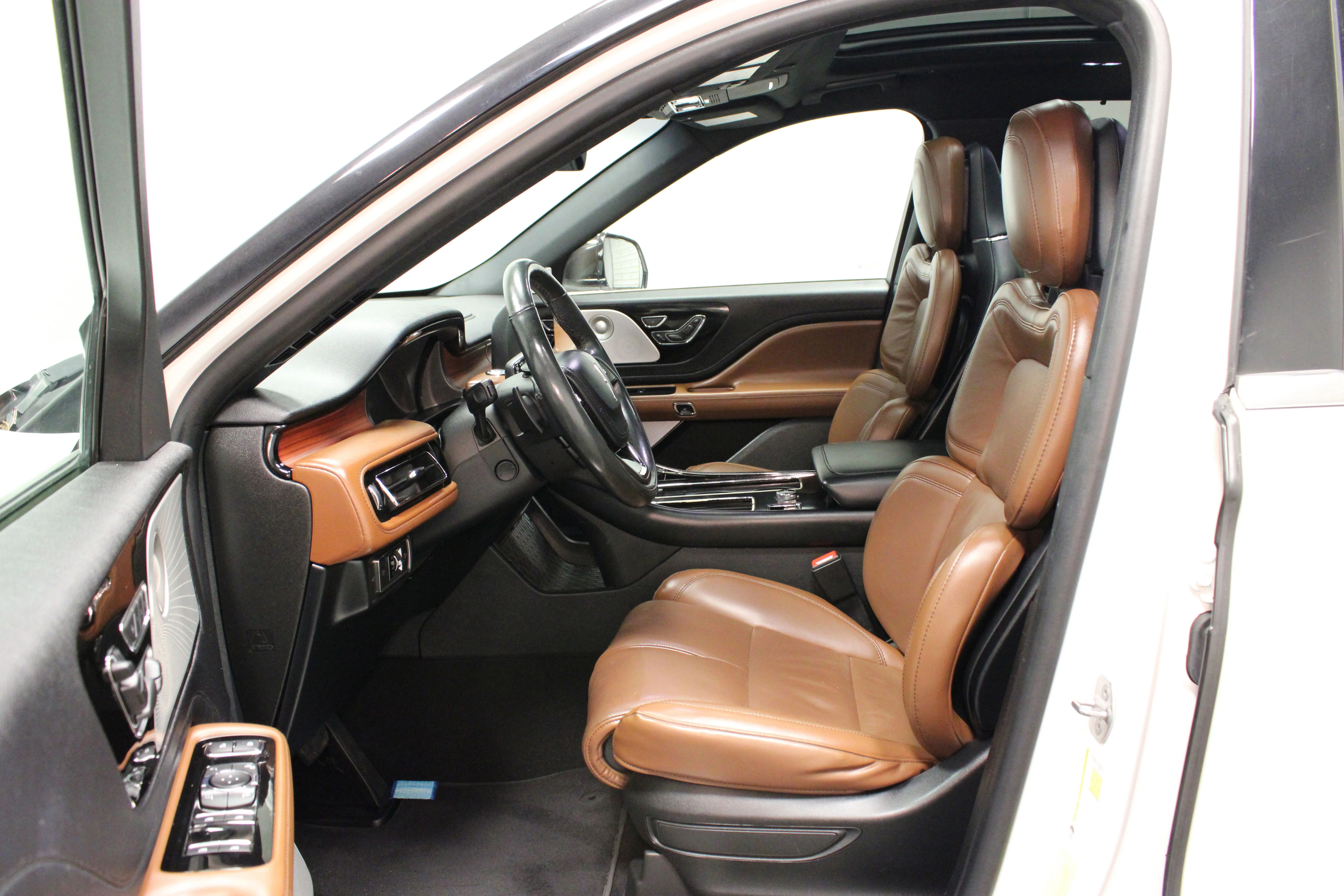 Used 2022 White Metallic Lincoln Reserve image 19