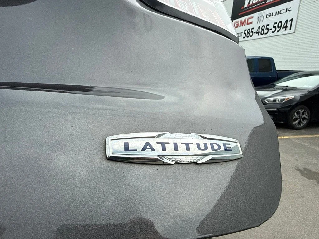 Used 2018 Gray Jeep Latitude image 16