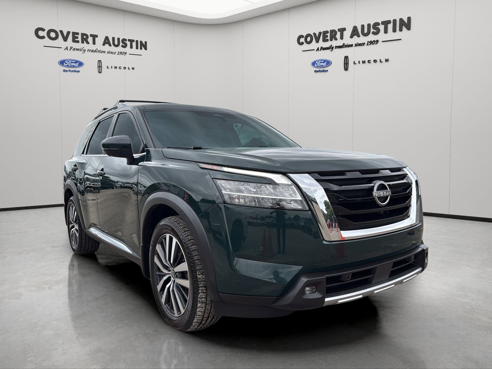 Used 2022 Black Nissan Platinum image 7